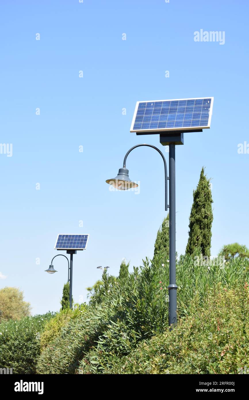 Lampione stradale con pannello solare in una giornata di sole Foto Stock