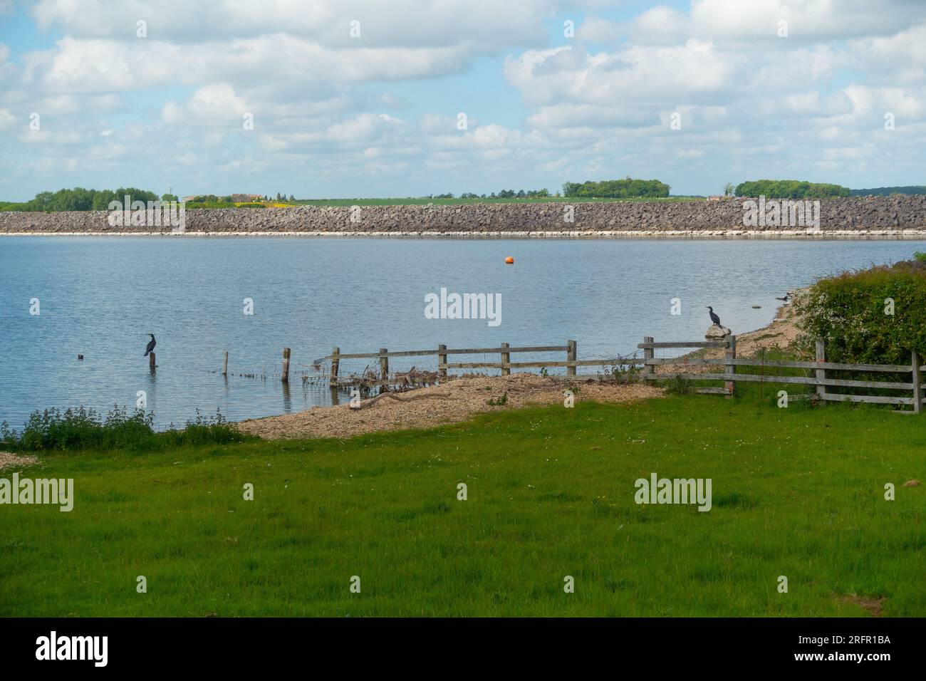 La diga di Rutland Water costruita con argilla negli anni '1970 Foto Stock