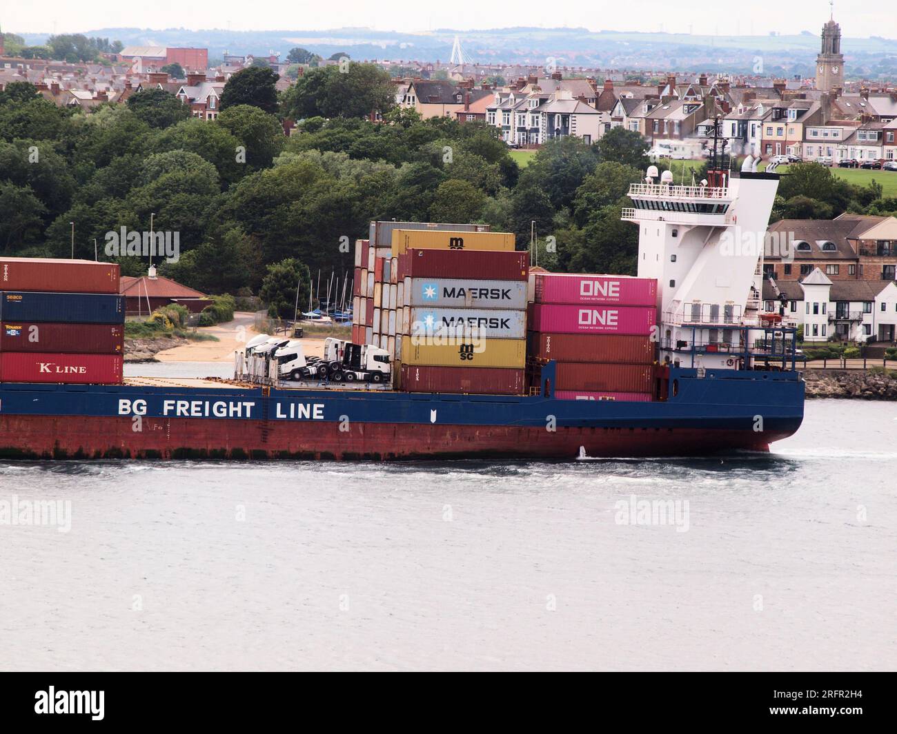 BG Freight Line 'nave Mistral' che trasporta una partita di camion sul suo ponte scoperto mentre si dirige verso il mare del nord dal porto di ormeggio di Tyne Foto Stock