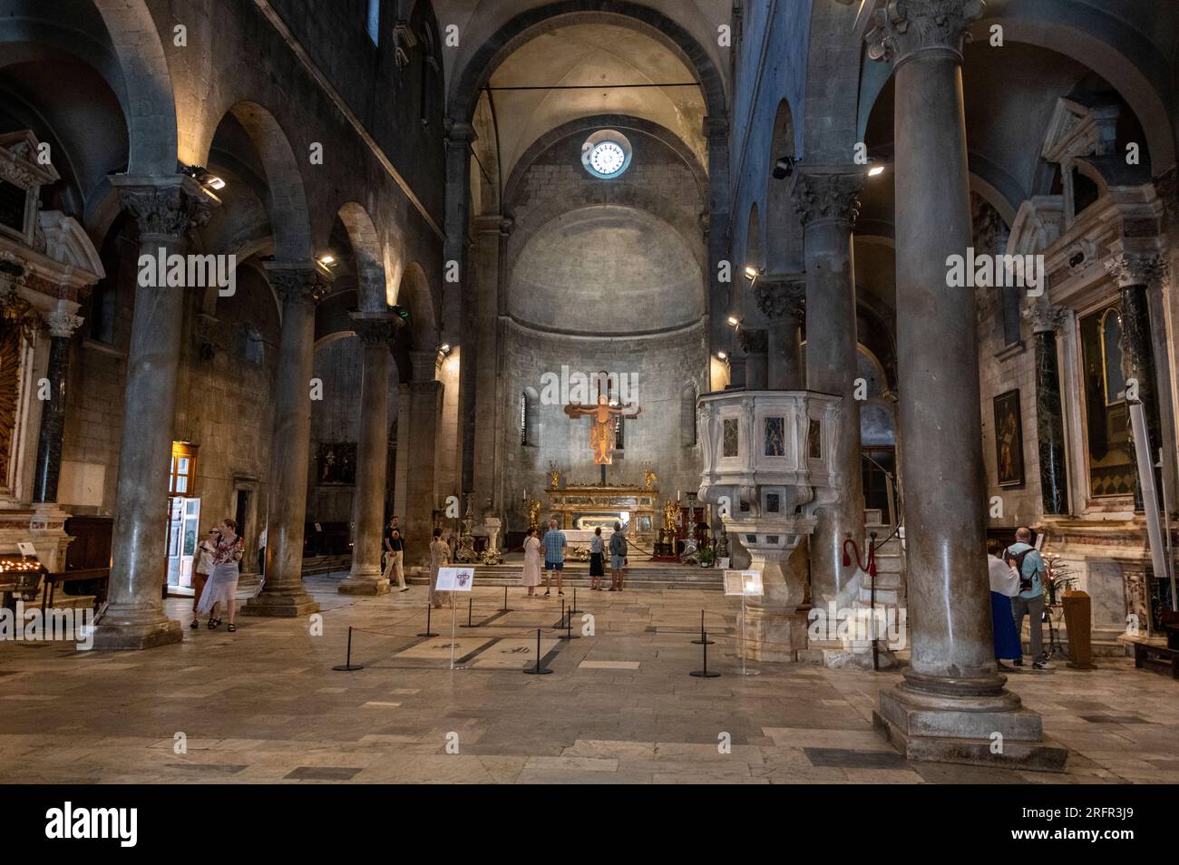 L'interno della Chiesa di San Michele è una cattedrale cattolica dedicata a San Martino di Tours. È anche la sede di Foto Stock L'interno della Chiesa di San Michele è una cattedrale cattolica dedicata a San Martino di Tours. È anche la sede di Foto Stock