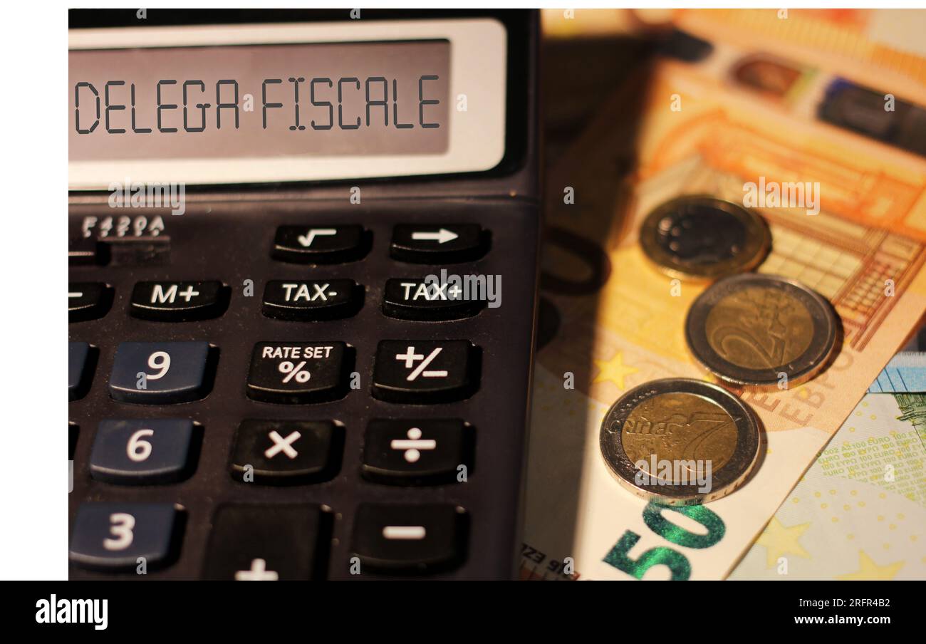 Calcolatrice con il segno "Delega fiscale" nuovo regolamento fiscale. Foto Stock
