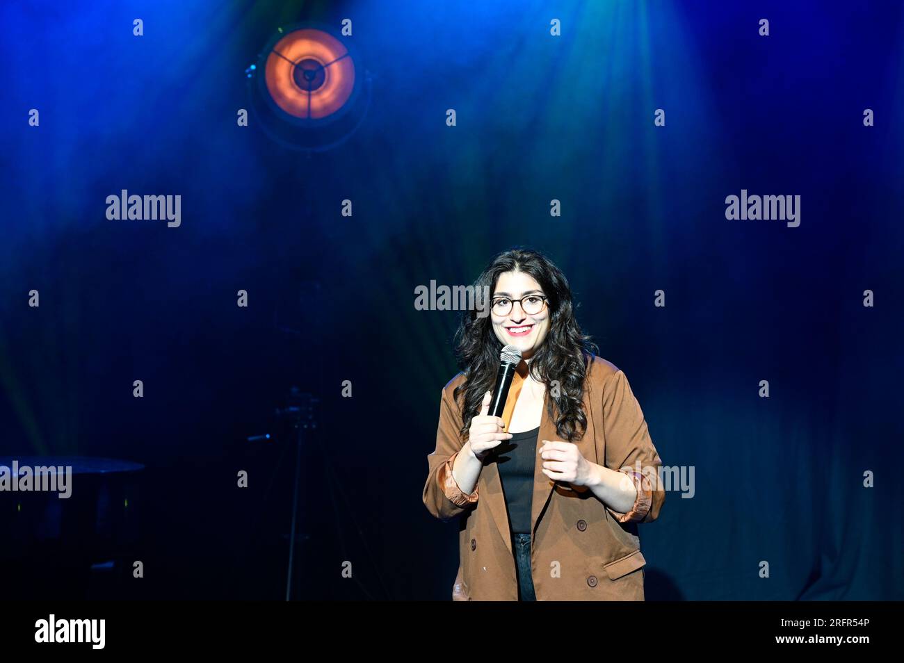 Edimburgo, Scozia, Regno Unito. 5 agosto 2023. Edinburgh Fringe: Pleasance Opening Gala con spettacoli al Pleasance Grand. Stand up comedienne Celya AB: Secondo rodeo. Crediti: Craig Brown/Alamy Live News Foto Stock