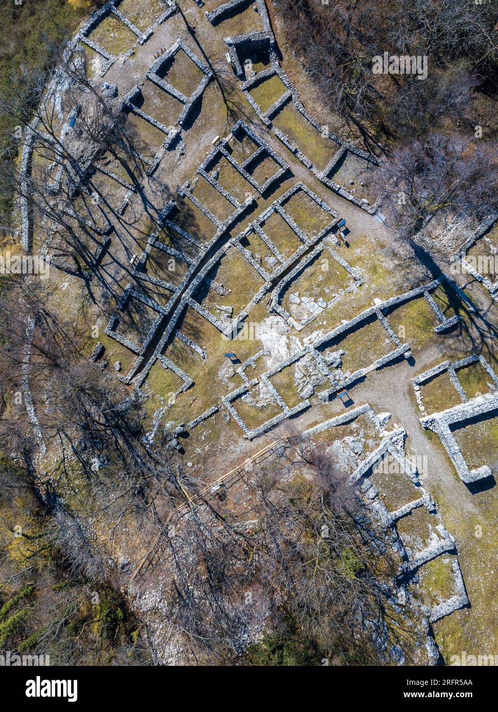 Immagine aerea di un sito di rovina di un insediamento medievale (conservato dal Periodino neolitico fino al XV cenere) nel villaggio svizzero di Tremona, Canton Ticino. Foto Stock