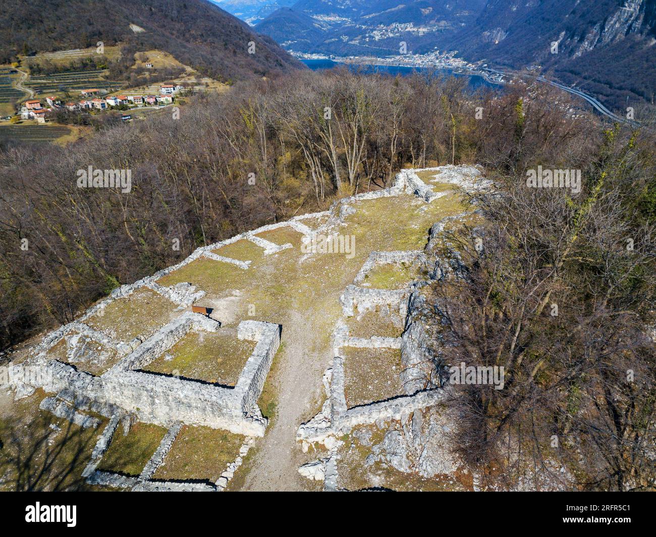 Immagine aerea di un sito di rovina di un insediamento medievale (conservato dal Periodino neolitico fino al XV cenere) nel villaggio svizzero di Tremona, Canton Ticino. Foto Stock