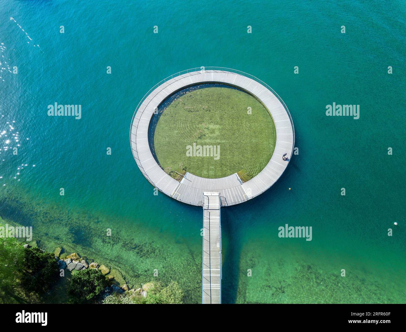 Immagine aerea della piscina pubblica sul lato del lago di Zurigo con un laghetto circolare in legno per bambini Foto Stock