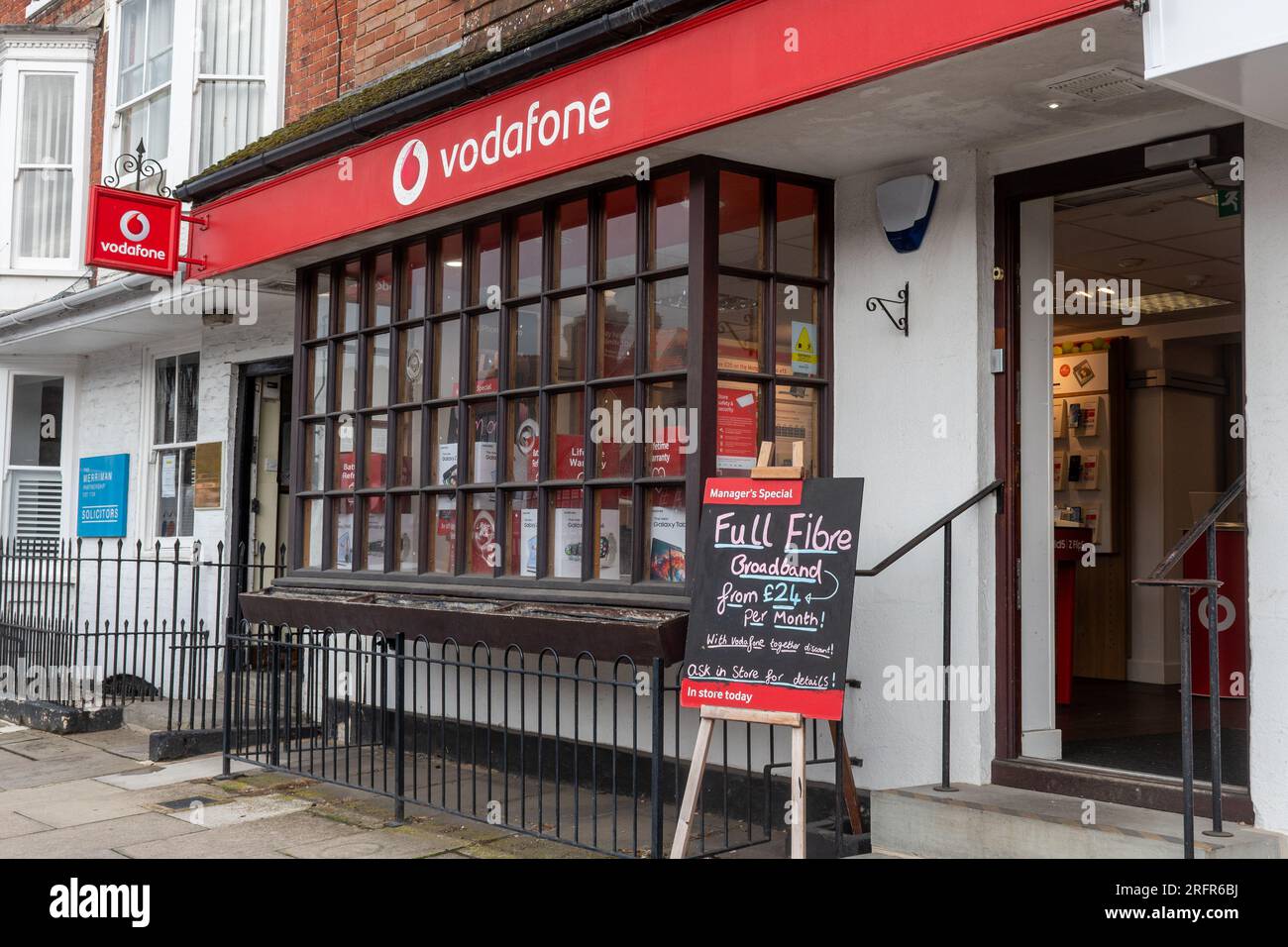 Vodafone vetrina, negozio che vende offerte per telefoni cellulari, Inghilterra, Regno Unito Foto Stock