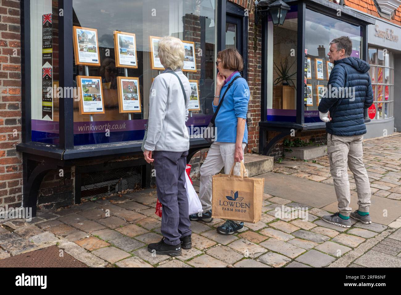 Persone che guardano nella finestra agenti immobiliari nei dettagli della casa, Marlborough, Wiltshire, Inghilterra, Regno Unito Foto Stock