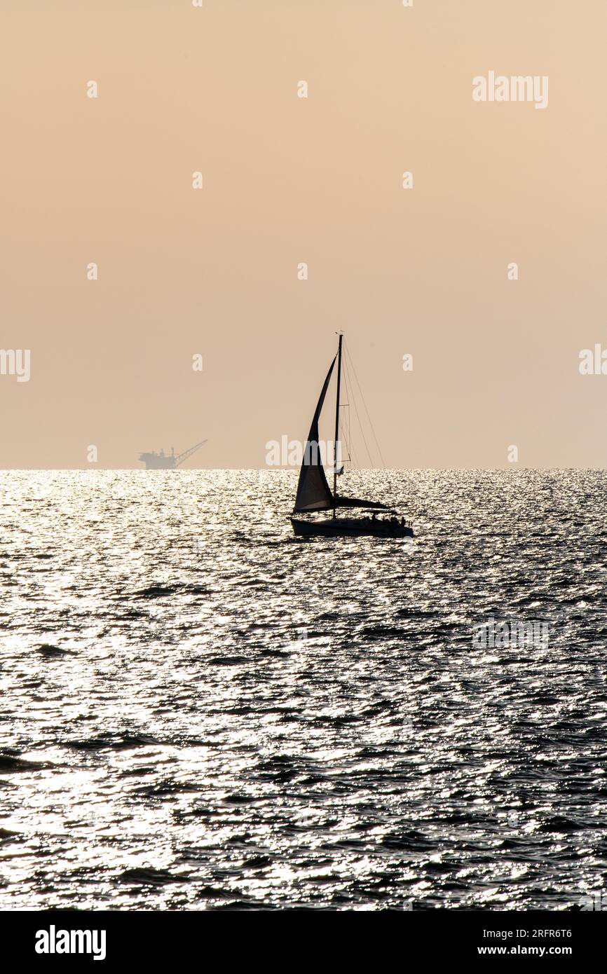 È bello prendersi un momento dalla vita frenetica e fare una crociera, lasciare tutto per andare in mare aperto e dimenticare tutte le preoccupazioni della vita Foto Stock