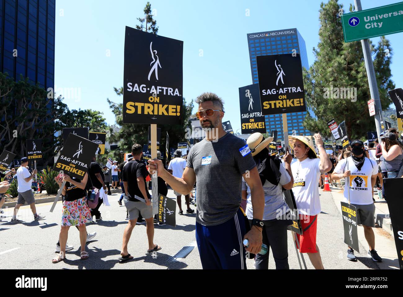 Universal City, Stati Uniti. 4 agosto 2023. LOS ANGELES - AUG 4: Strikers at SAG/AFTRA and WGA Strike at the Universal Studios on August 4, 2023 in Universal City, CA (foto di Katrina Jordan/Sipa USA) credito: SIPA USA/Alamy Live News Foto Stock