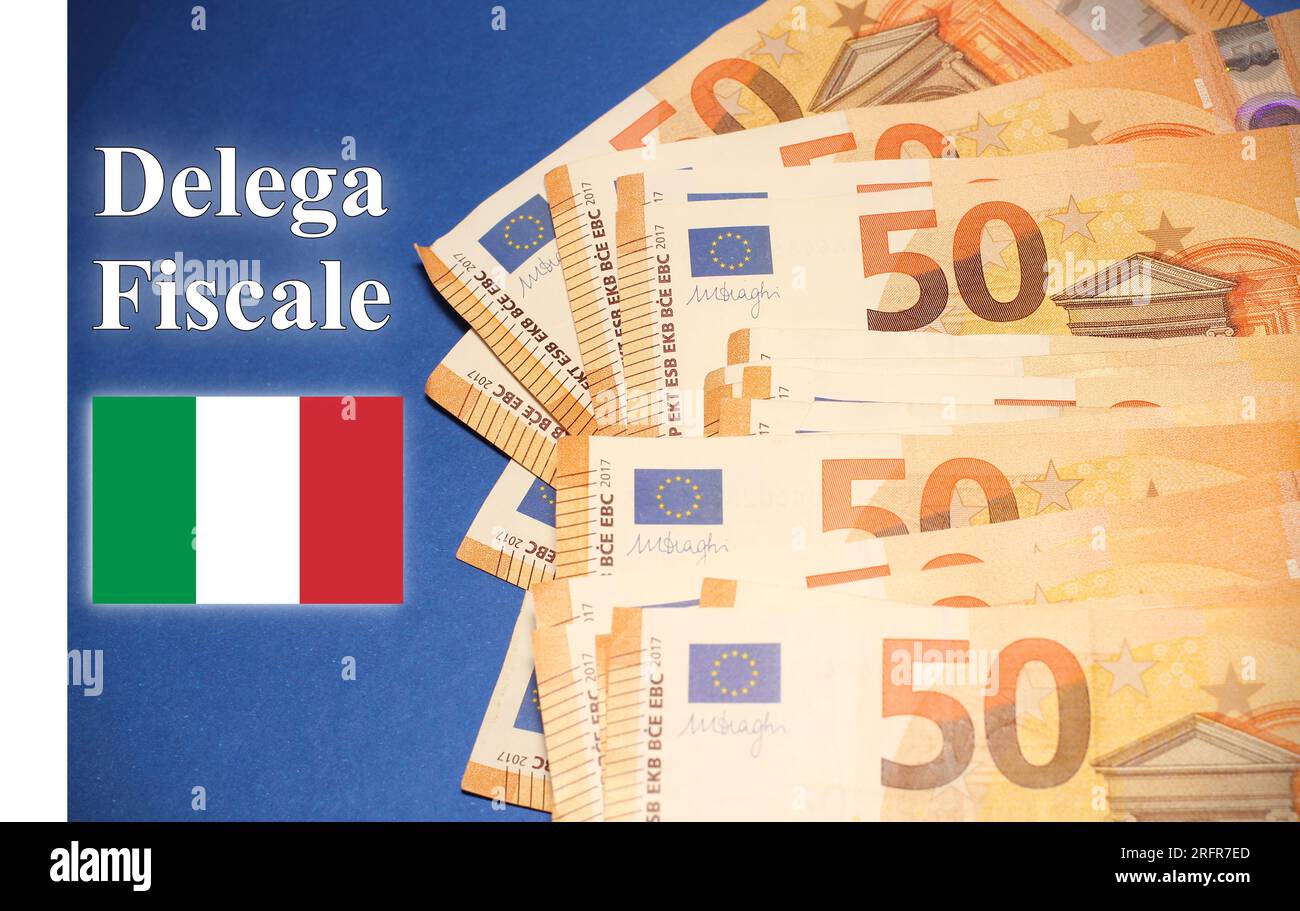 Banconote in euro con il testo “Delega Fiscale”, imposta italiana . Foto Stock