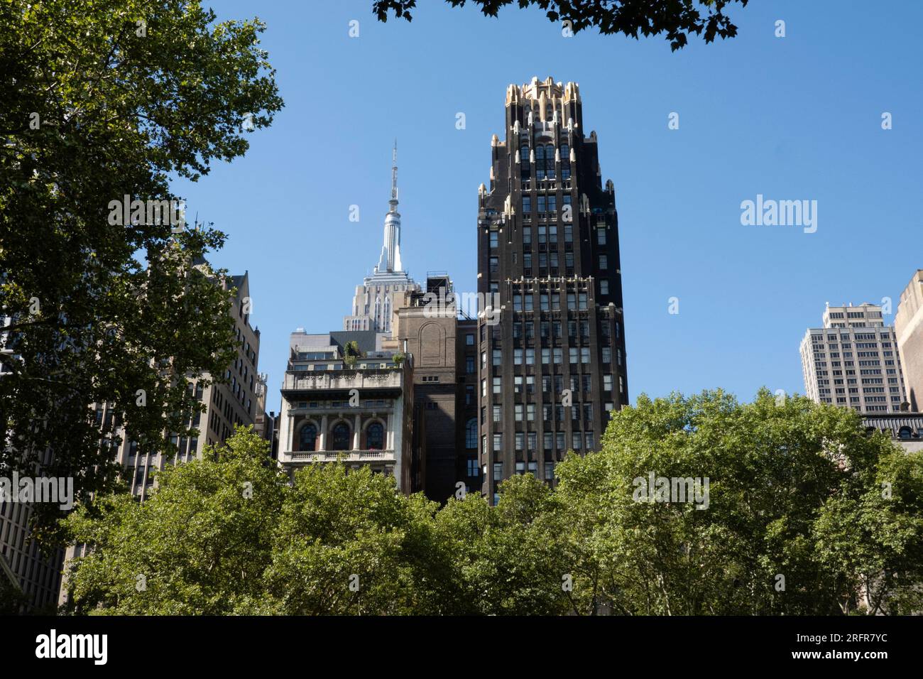 Il Bryant Park Hotel presenta dettagli architettonici e si affaccia su Bryant Park, 2023, New York City, USA Foto Stock