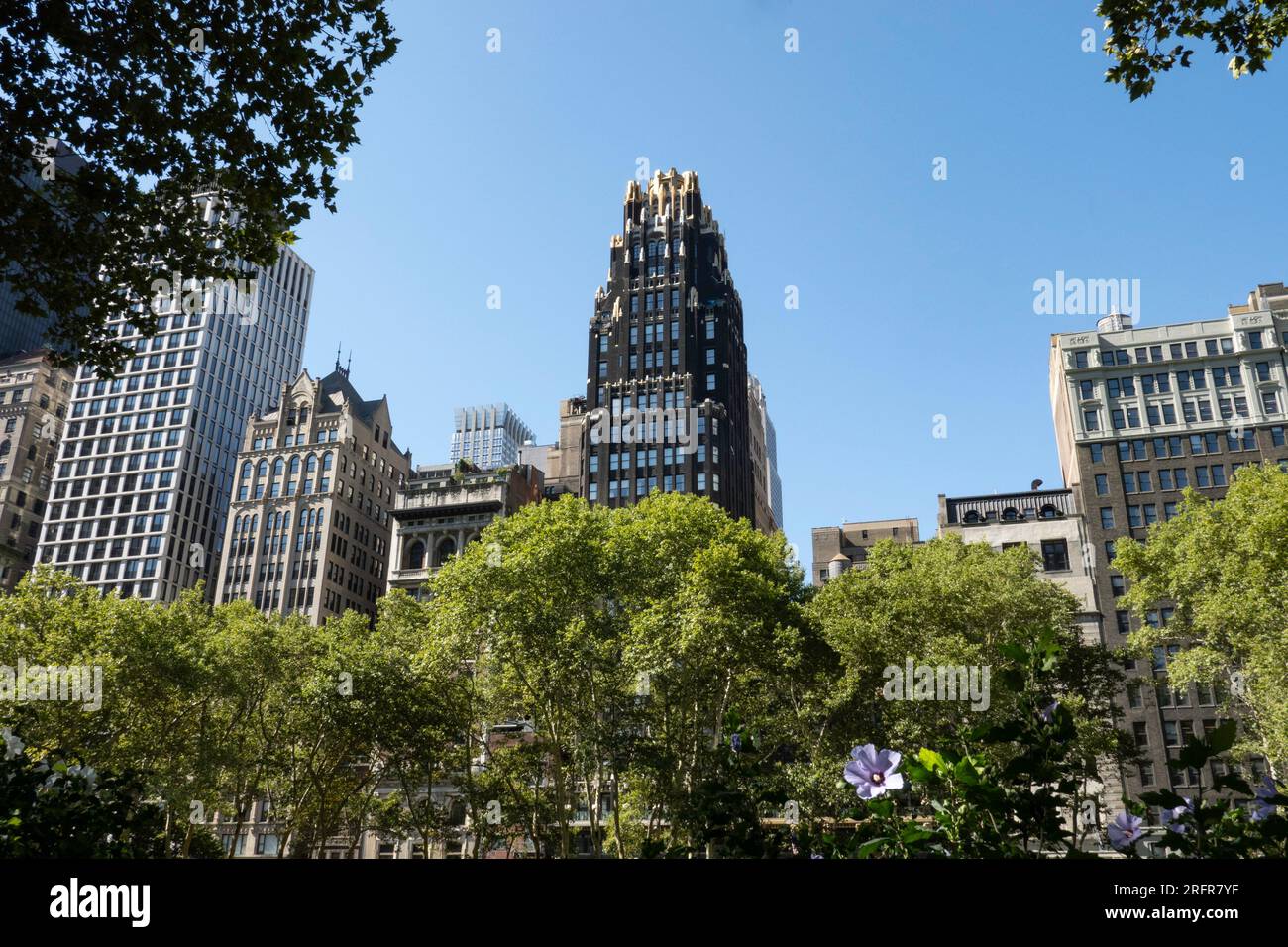 Il Bryant Park Hotel presenta dettagli architettonici e si affaccia su Bryant Park, 2023, New York City, USA Foto Stock