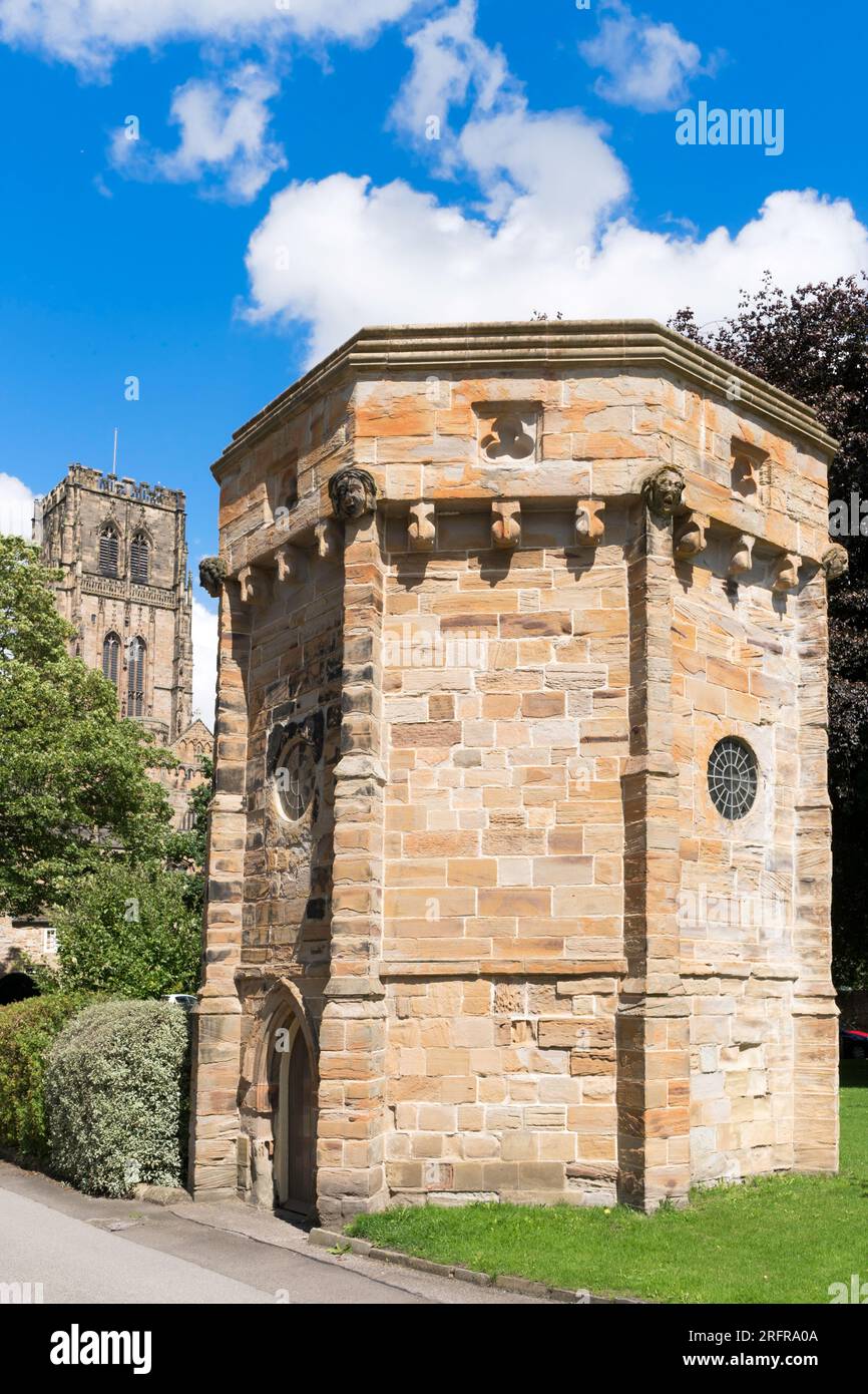 Classificato 18th ° secolo ottagonale torre d'acqua o casa di condotta a Durham città, Co. Durham, Inghilterra, Regno Unito Foto Stock