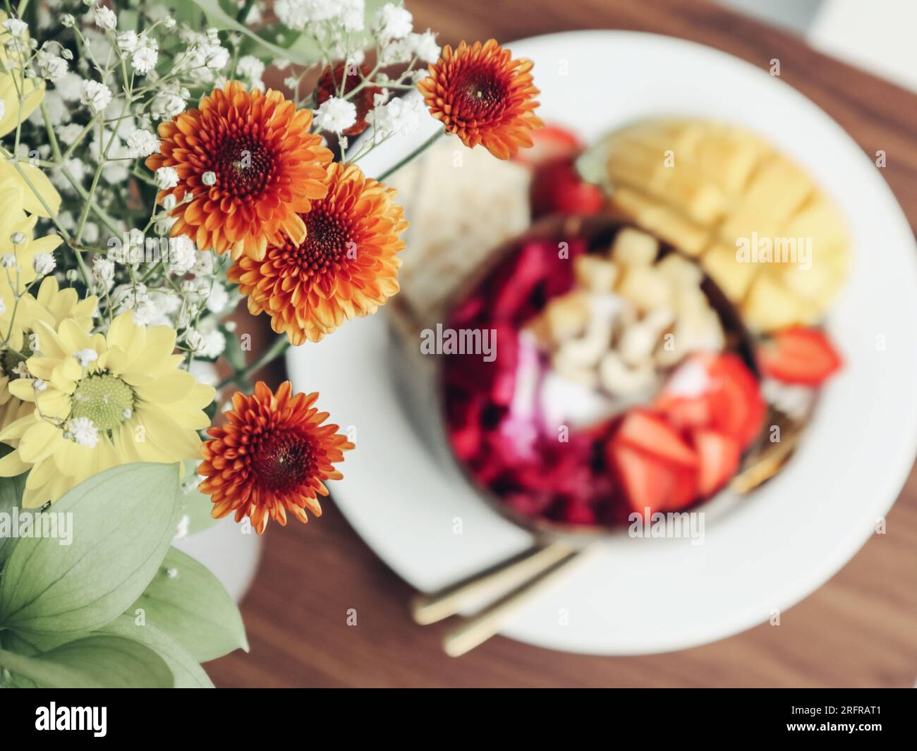 Bouquet di fiori con recipiente per frullato in primo piano sullo sfondo Foto Stock