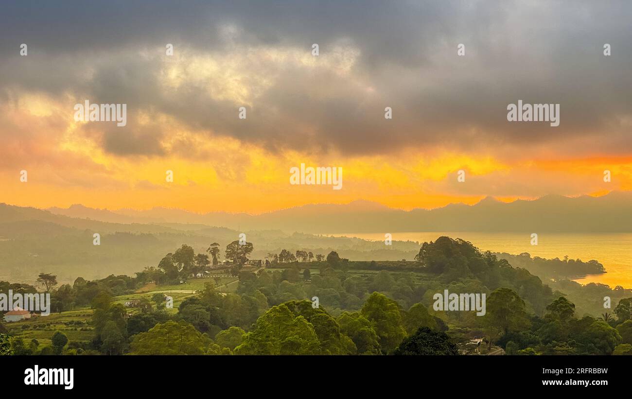 Splendida vista sul monte Abang e sul lago Batur all'alba nella regione di Kintamani, Bali Foto Stock