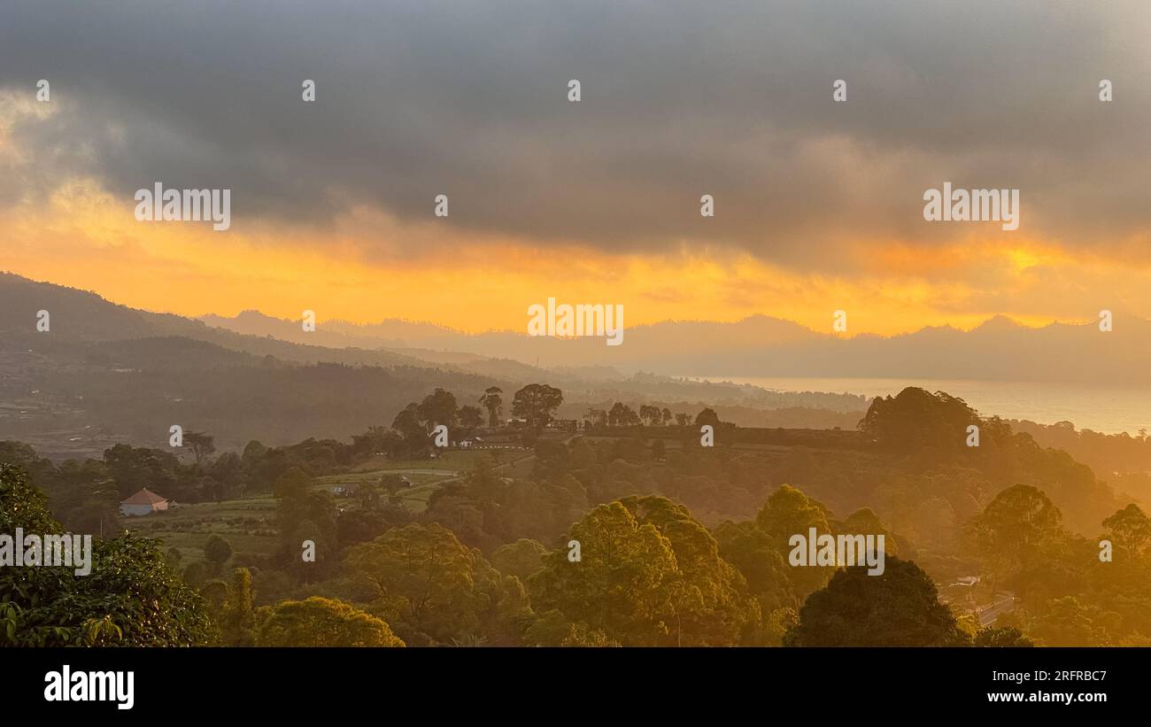 Splendida vista sul monte Abang e sul lago Batur all'alba nella regione di Kintamani, Bali Foto Stock