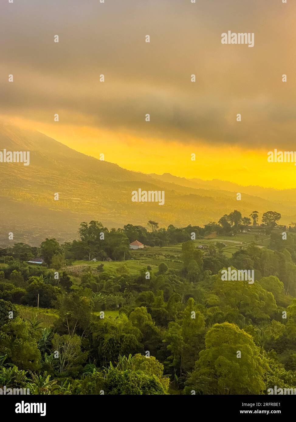 Splendida vista sul monte Abang e sul lago Batur all'alba nella regione di Kintamani, Bali Foto Stock