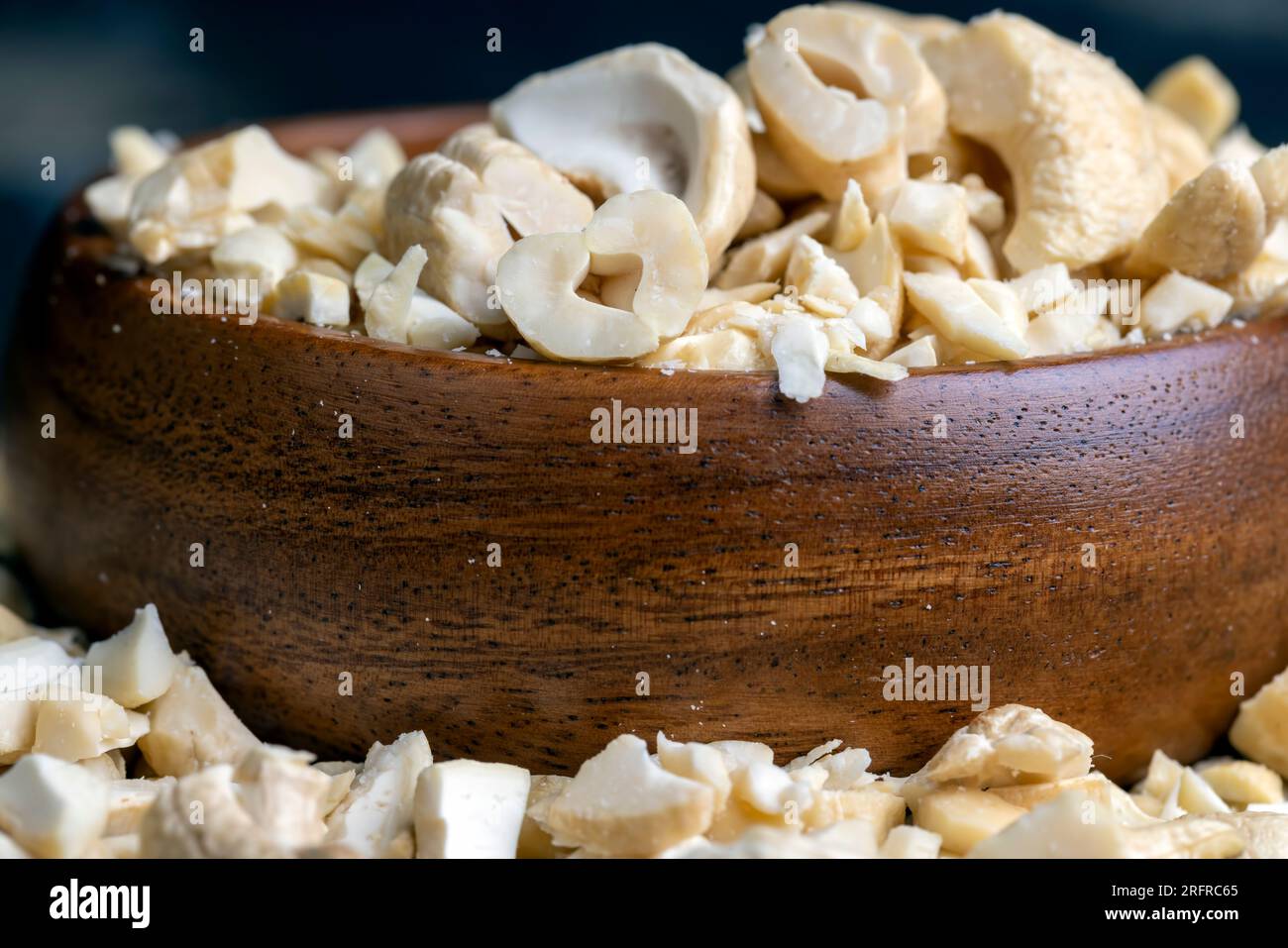 Deliziosi anacardi su una superficie di legno, pronti da mangiare e anacardi pelati Foto Stock