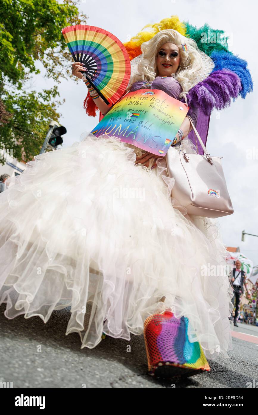 Norimberga, Germania. 5 agosto 2023. "Non siamo: Queer, BIPoC, non binario, trans, cis, minoranza, etero. We Are All HUMANS e' scritto su un segno della drag queen Zoey Rachel Pride durante una dimostrazione del CSD come parte della Norimberga Prideweek. Con lo slogan "Queerer Aktionsplan Bayern jetzt!” diverse migliaia di partecipanti hanno dimostrato per la diversità e l'uguaglianza. Credito: Daniel Karmann/dpa/Alamy Live News Foto Stock