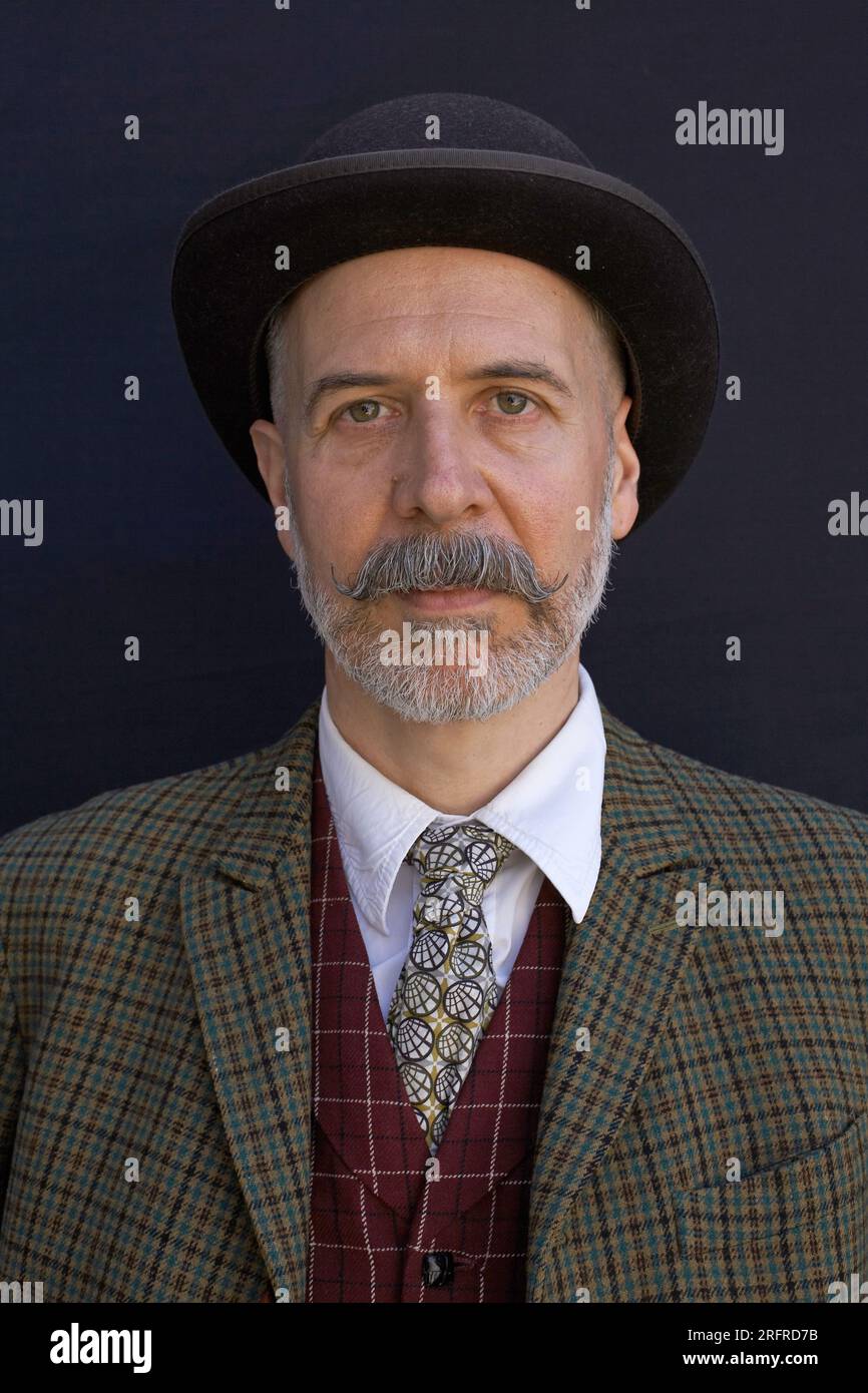 Uomo che indossa abiti vintage al Tweed Run di Londra, 2019, Regno Unito Foto Stock