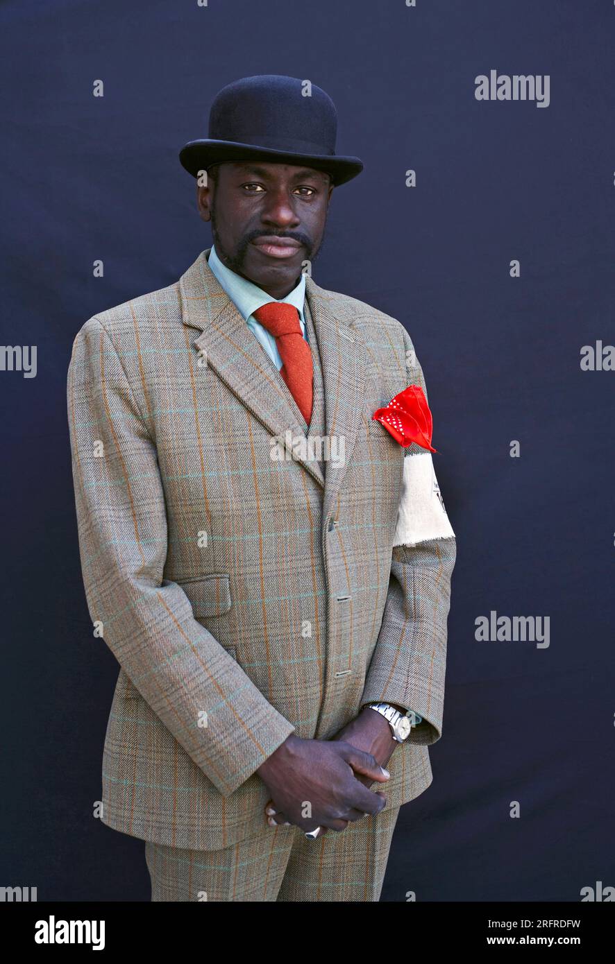L'elegante uomo africano indossa abiti e cappello da bowling al Tweed Run di Londra, 2019 , Regno Unito. Foto Stock