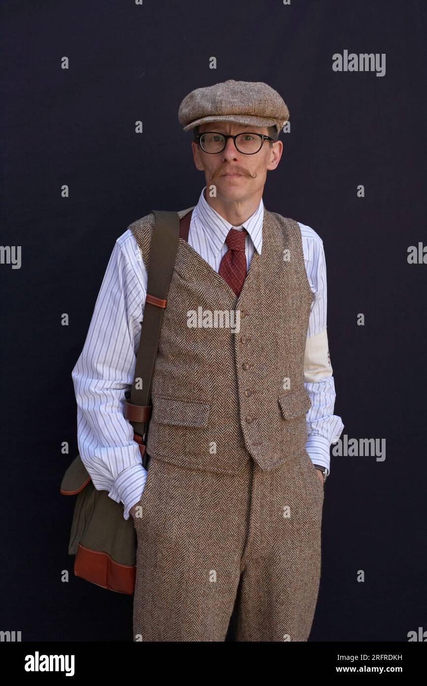 Uomo che indossa abiti vintage al Tweed Run di Londra, 2019, Regno Unito Foto Stock