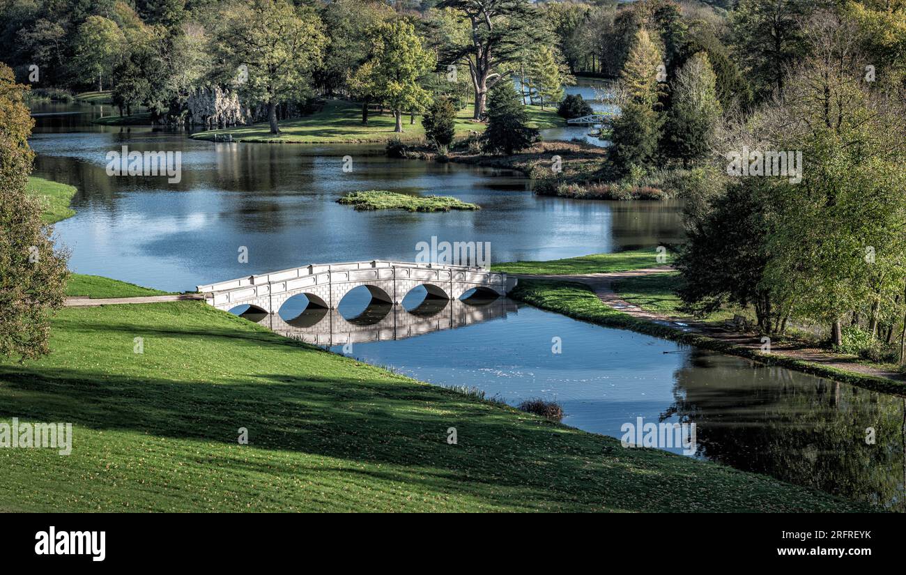 Guardando il ponte Five Arch a Painshill Park, Cobham, Surrey, Regno Unito, nel novembre 2023. Foto Stock