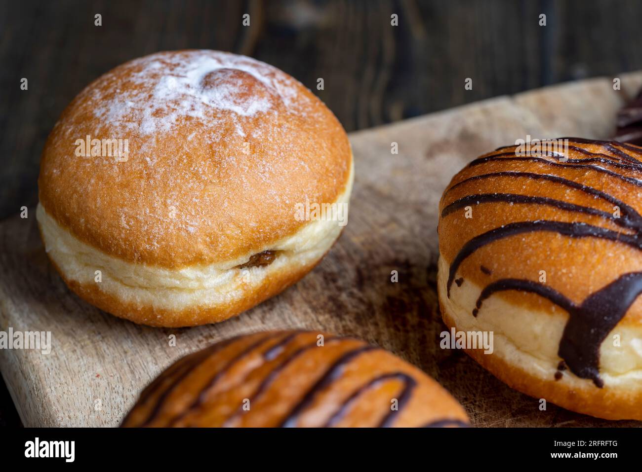 Ciambelle dolci di lievito farcite con latte condensato bollito, ciambelle dolci con crema di latte ripiena all'interno Foto Stock