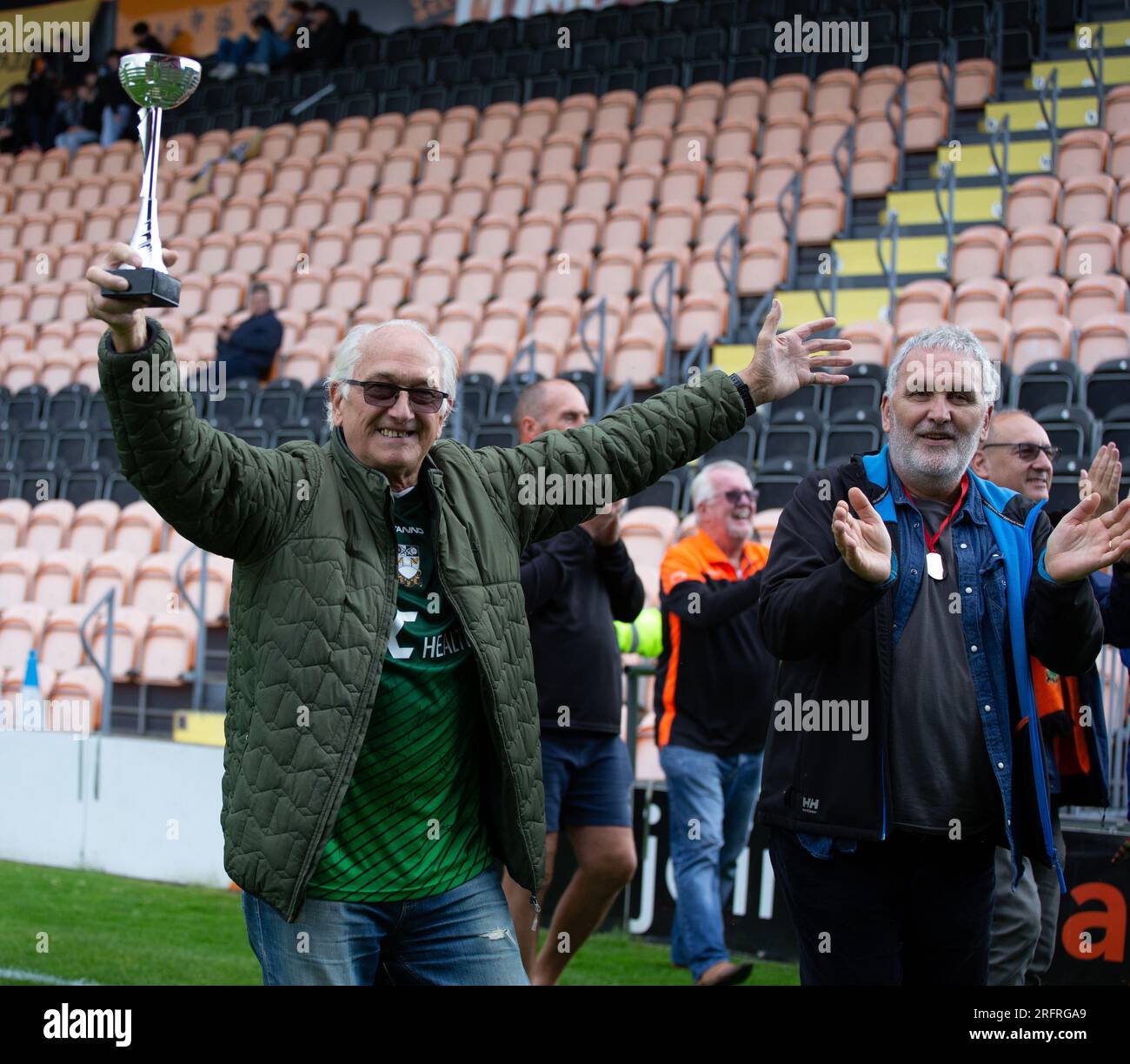 Gli ex giocatori di Hartlepool guardano la telecamera durante la partita della Vanarama National League tra Barnet e Hartlepool United all'Hive, Edgware, Londra, sabato 5 agosto 2023. (Foto: Federico Guerra Maranesi | mi News) crediti: MI News & Sport /Alamy Live News Foto Stock