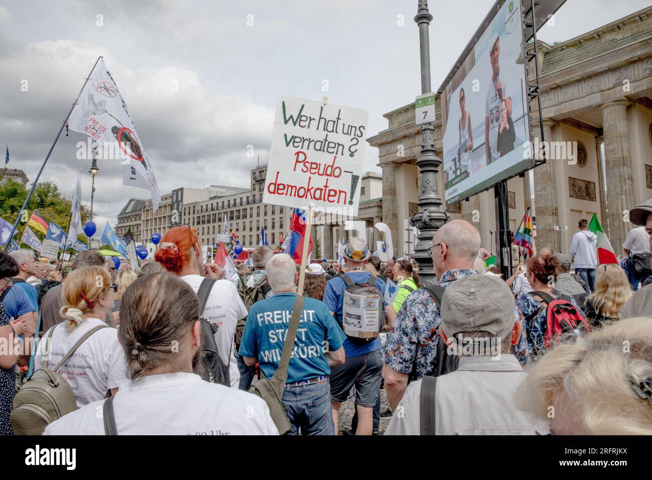 5 agosto 2023, Berlino, Germania: Oltre ai vari slogan e striscioni, i manifestanti Querdenken diffidano profondamente anche dell'attuale assetto politico. Una delle frasi che risuonavano tra la folla era "Pseudodemokraten haben uns verraten", che si traduce in "gli pseudo-democratici ci hanno tradito”. Questo sentimento riflette una convinzione tra i manifestanti secondo cui l'attuale governo, nonostante la sua facciata democratica, non è riuscito a difendere i principi della democrazia e ha invece tradito la fiducia dei suoi cittadini. (Immagine di credito: © Michael Kuenne/PRESSCOV via ZUMA Press Wire) EDIT Foto Stock