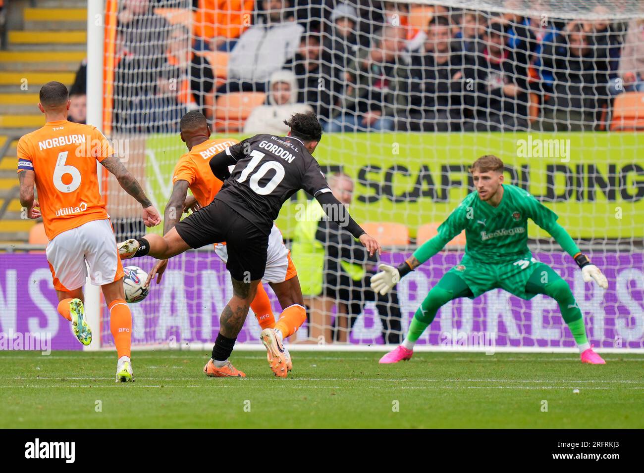 Blackpool, Regno Unito. 5 agosto 2023. Josh Gordon #10 di Burton Albion ha girato a tutto campo durante la partita della Sky Bet League 1 Blackpool vs Burton Albion a Bloomfield Road, Blackpool, Regno Unito, il 5 agosto 2023 (foto di Steve Flynn/News Images) a Blackpool, Regno Unito il 5 agosto 2023. (Foto di Steve Flynn/News Images/Sipa USA) credito: SIPA USA/Alamy Live News Foto Stock