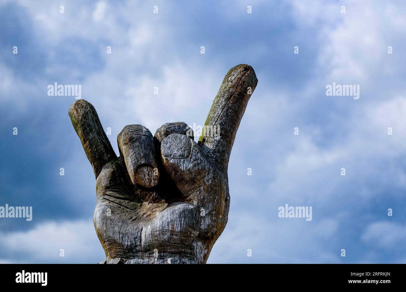 Wacken, Germania. 5 agosto 2023. Le nuvole passano sopra una scultura in legno del "Pommesgabel", il saluto di metallo, al Wacken Open Air. Crediti: Axel Heimken/dpa/Alamy Live News Foto Stock