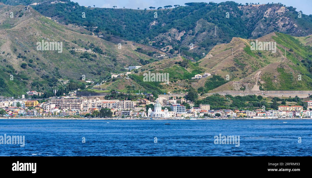 Vista panoramica della città di Sant Agata nella città metropolitana di Messina dallo stretto di Messina in Sicilia Foto Stock