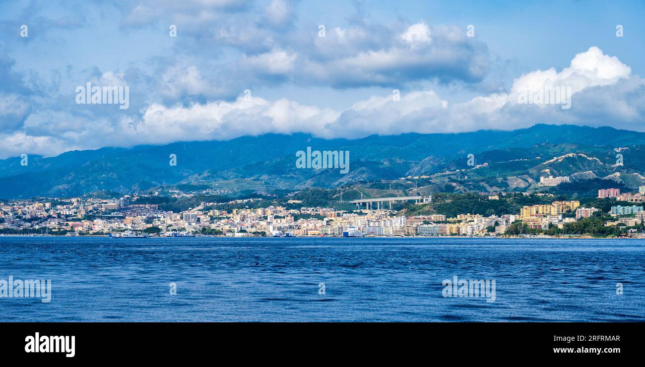 Vista panoramica della città di Messina dallo stretto di Messina in Sicilia, Italia Foto Stock