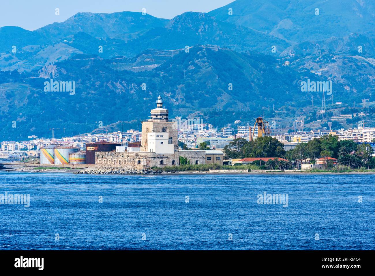 Faro di San Ranieri all'ingresso del porto di Messina in Sicilia Foto Stock