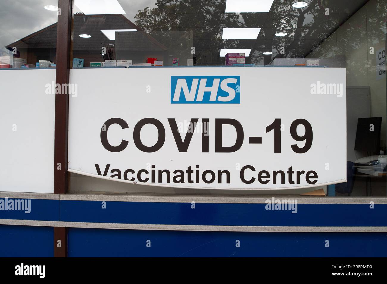 Harefield, Regno Unito. 3 agosto 2023. Un cartello del Centro di vaccinazione Covid-19 dell'NHS in una farmacia di Harefield. I casi di COVID-19 continuano ad aumentare in tutto il Regno Unito. Una nuova variante Covid-19 nota come Eris, EG.5,1, che discende dalla variante Omicron, si sta diffondendo in tutto il Regno Unito. La nuova variante rappresenta già uno su sette nuovi casi secondo l'Agenzia per la sicurezza sanitaria del Regno Unito (UKHSA). La variante Arcturus XBB.1,16, anch'essa discendente di Omicron, è secondo l'UKHSA, il ceppo dominante che rende il 39,4% di tutti i casi. Credito: Maureen McLean/Alamy Foto Stock