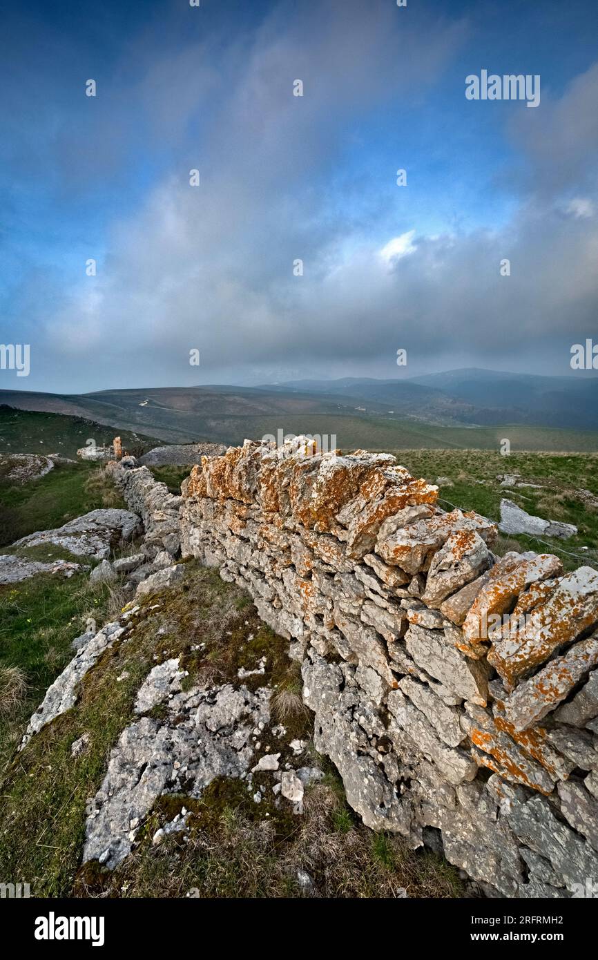 Recinzioni sui prati di Malga Pidocchio. Erbezzo, Lessinia, Veneto, Italia. Foto Stock