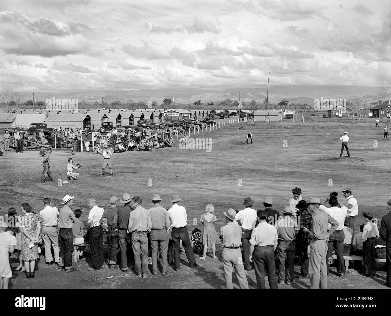 Partita di baseball, Farm Security Administration Migratory Workcamp, Visalia, Tulare County, California, USA, Arthur Rothstein, Stati Uniti Farm Security Administration, marzo 1940 Foto Stock
