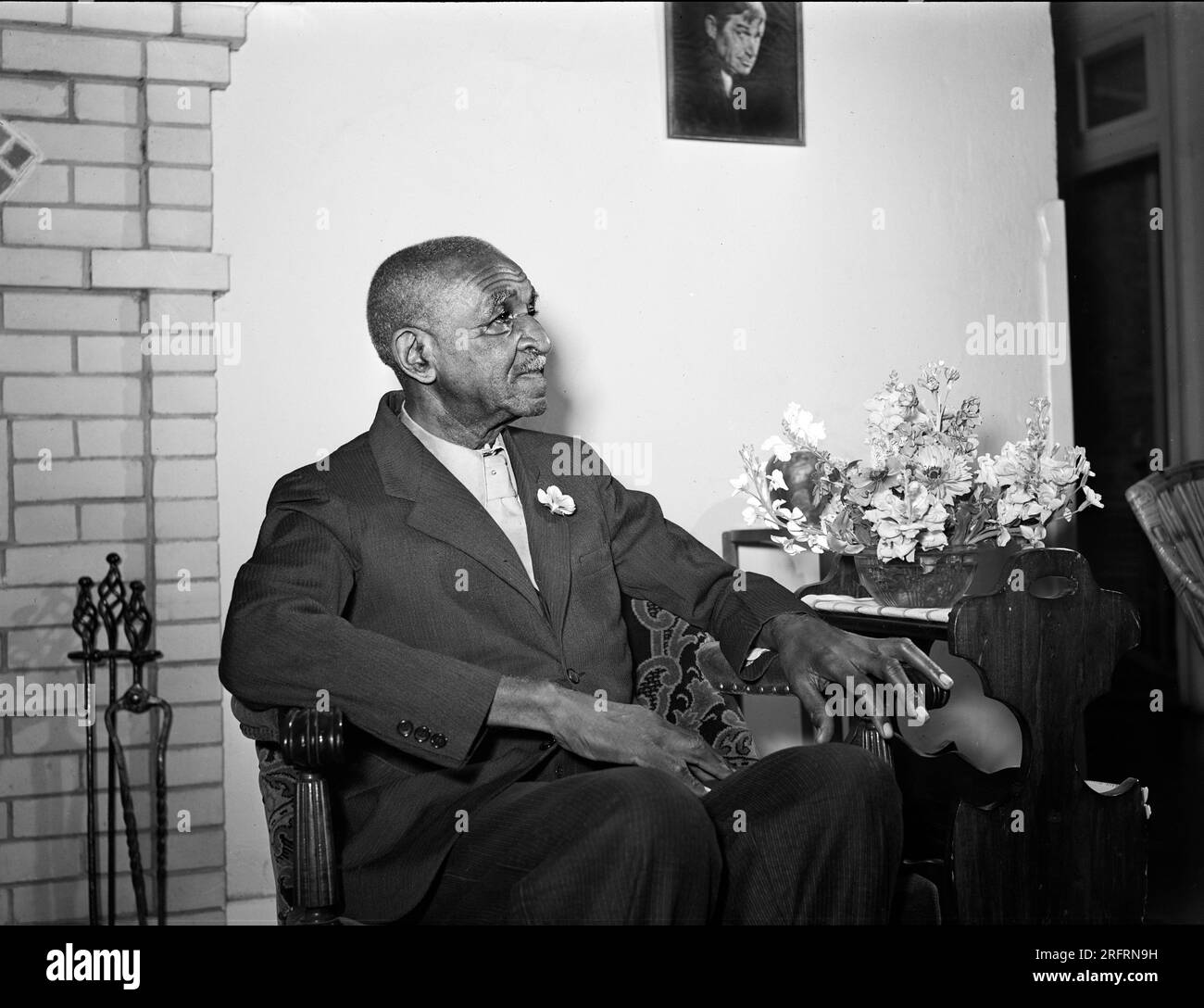 Dr. George Washington Carver, ritratto seduto, Tuskegee Institute, Tuskegee, Alabama, USA, Arthur Rothstein, Stati Uniti Office of War Information, marzo 1942 Foto Stock