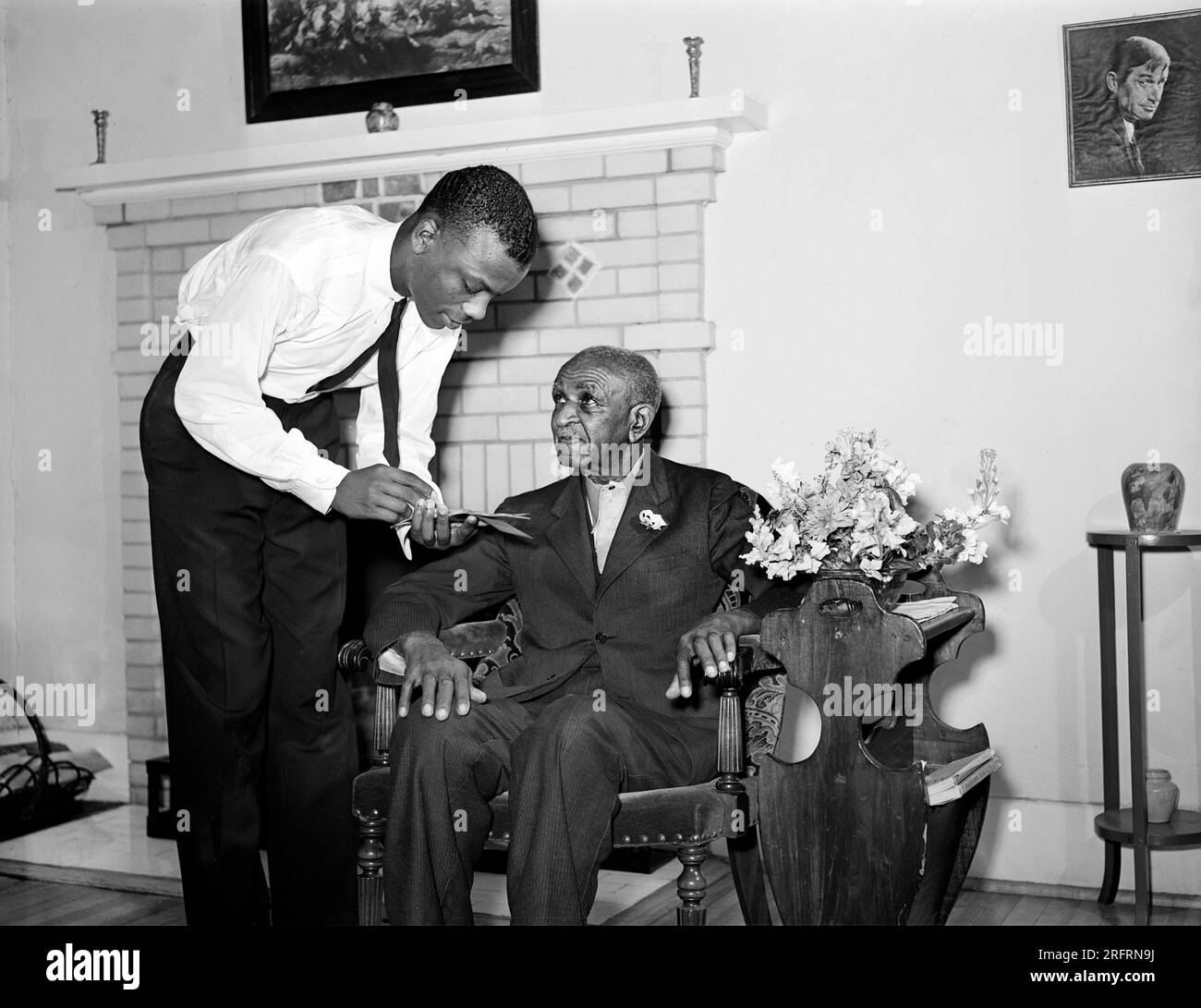 Dr. George Washington Carver parla con un membro del Reserve Officers Training Corps, Tuskegee Institute, Tuskegee, Alabama, USA, Arthur Rothstein, Stati Uniti Office of War Information, marzo 1942 Foto Stock