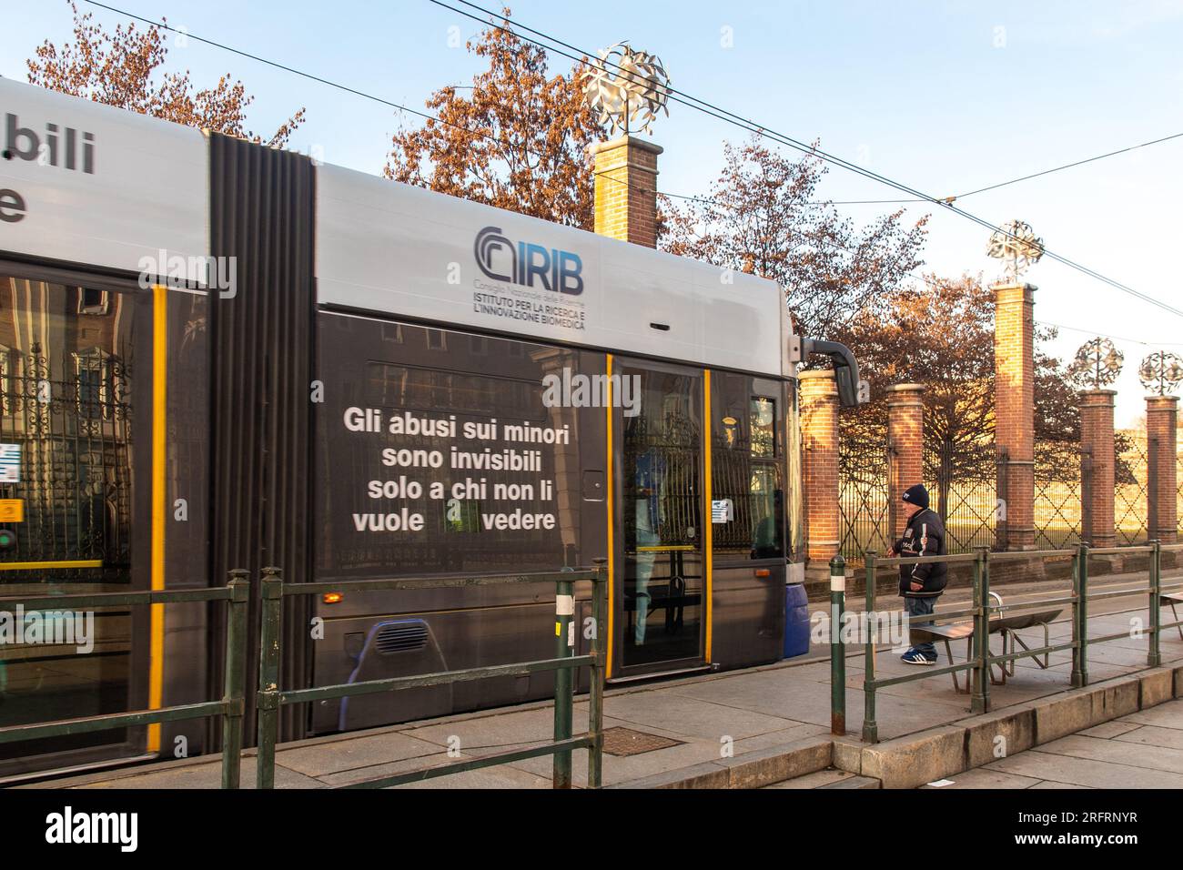 Tram con uno striscione che dice: "L'abuso di minori è invisibile solo a chi non lo vuole vedere”, una campagna per sensibilizzare l'opinione pubblica, Torino, Italia Foto Stock