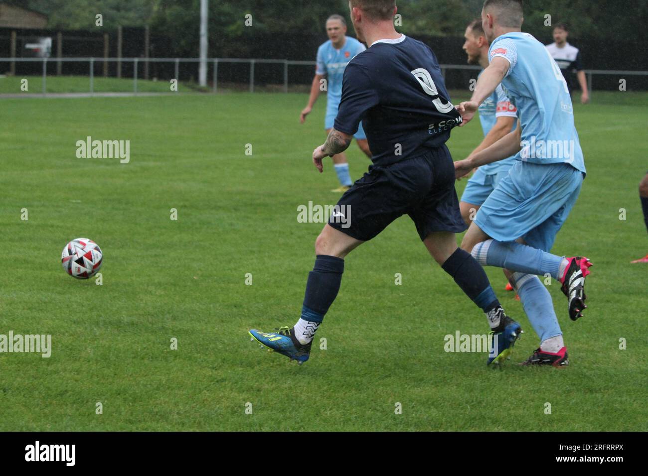 Hadleigh, Regno Unito. 5 agosto 2023. Turno preliminare extra della fa Cup con l'Hadleigh United della Eastern Counties Football League che affronta Cambridge City della Northern Premier League Midlands Division al Millfield. La partita è stata abbandonata all'intervallo a causa di un campo scavato da acqua con il Cambridge City in vantaggio 3:0. Credito: Eastern Views/Alamy Live News Foto Stock
