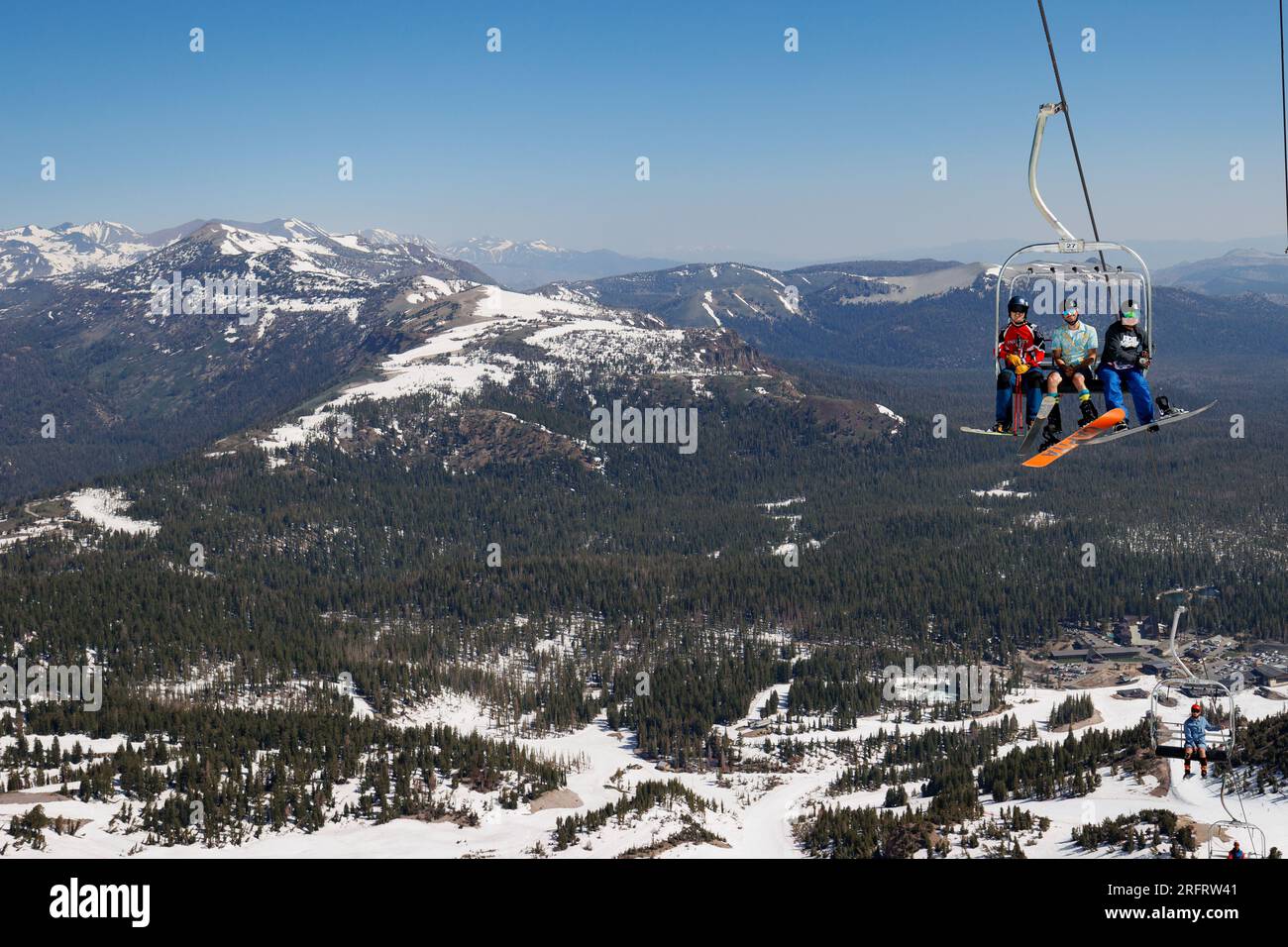 Mammoth Lakes, CA. 4 luglio 2023. Chi ama gli sport sulla neve presso la stazione sciistica di Mammoth Mountain in una chiara giornata estiva. Foto Stock