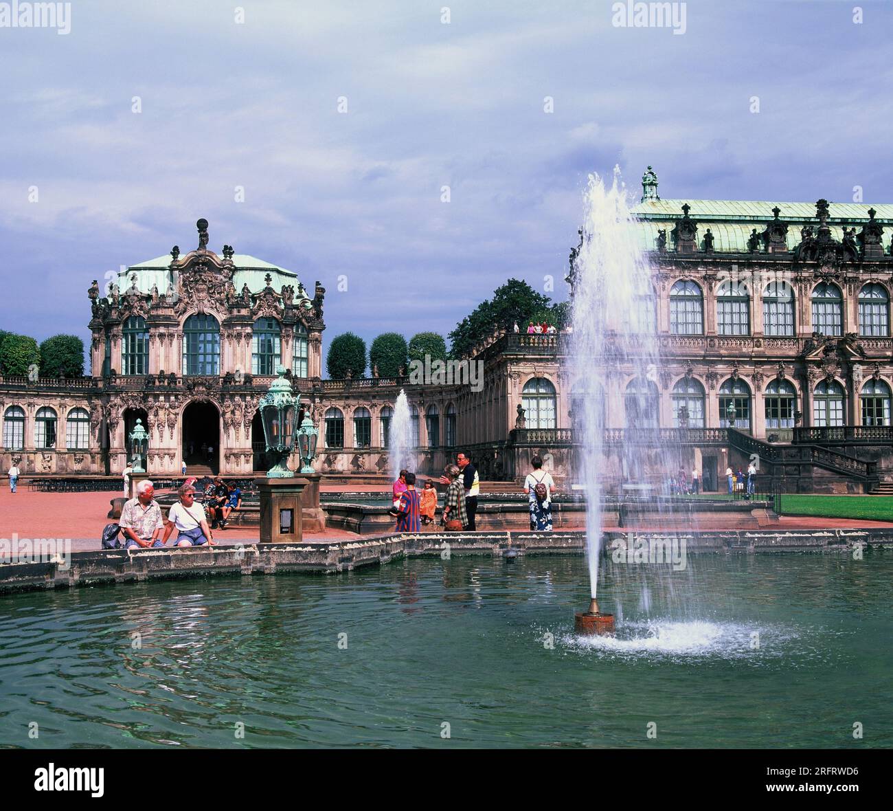 Germania. Dresda. Palazzo Zwinger con fontana. Foto Stock