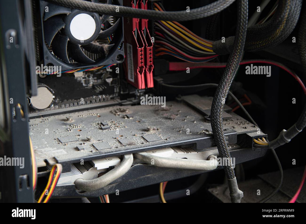 Raffreddatore cpu del computer con polvere e sporcizia. Manutenzione del PC Foto Stock