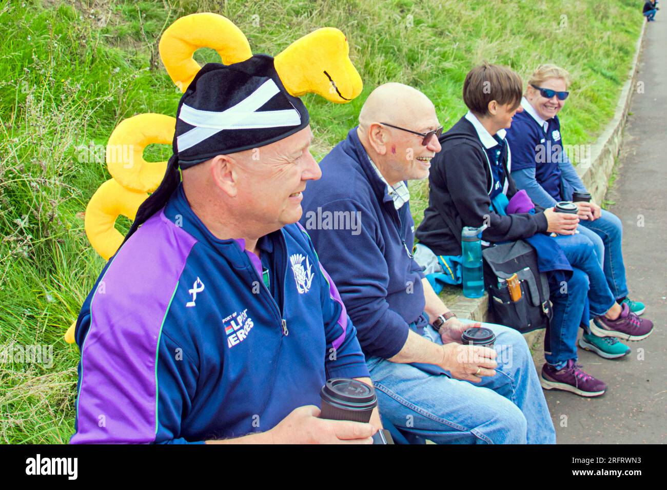 Edimburgo, Scozia, Regno Unito. 5 agosto 2023. nessie Hat sul tifoso del rugby Edinburgh, gli artisti di periferia erano in vigore sul Royal Mile pubblicizzando i loro spettacoli con i volantini davanti alla pioggia. Credit Gerard Ferry/Alamy Live News Foto Stock