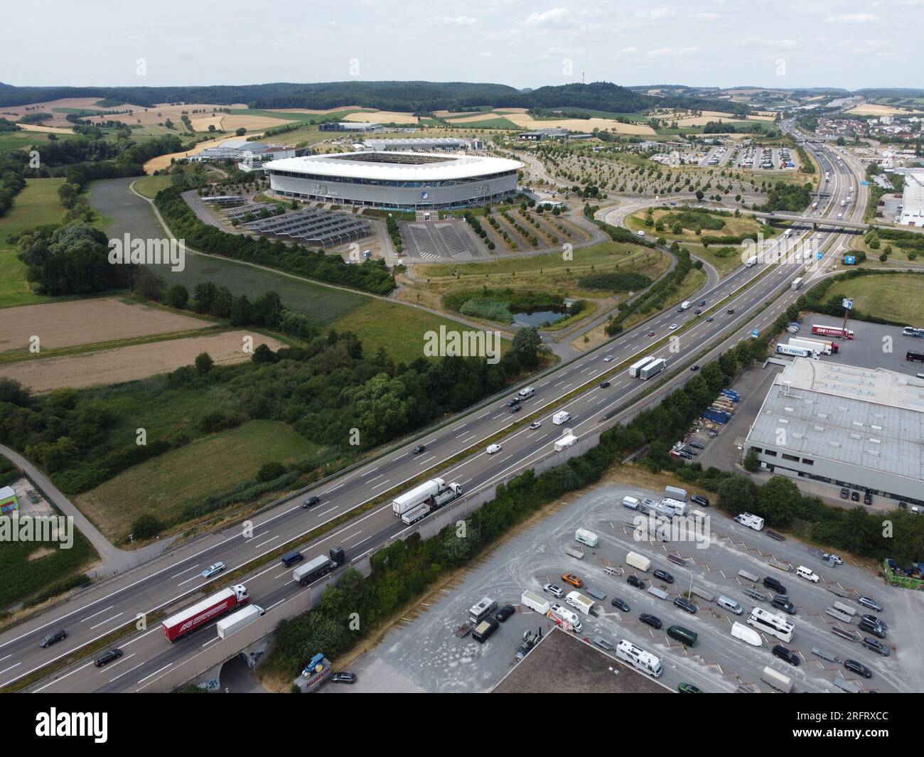 Sinsheim, Baden-Württemberg, Germania - 14 luglio 2023: Vista aerea con vista sullo stadio di calcio PreZero Arena, sede del TSG 1899 Hoffenheim e su una strada Foto Stock