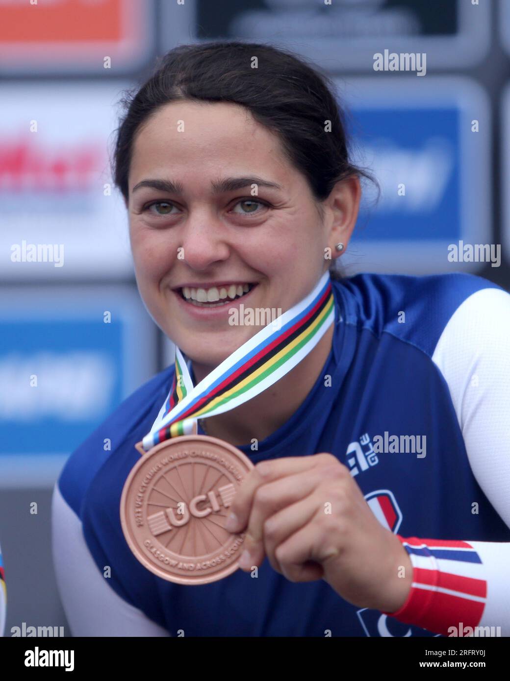 La Marine Cabirou francese si pone con la sua medaglia di bronzo dopo la finale femminile d'élite durante il terzo giorno dei Campionati del mondo di ciclismo UCI 2023 al Ben Nevis Range, Fort William. Data foto: Sabato 5 agosto 2023. Foto Stock