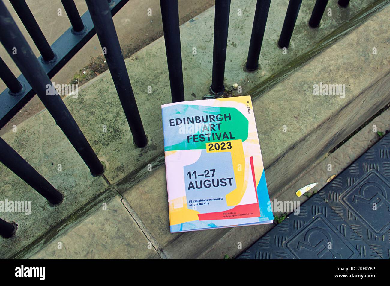 Edimburgo, Scozia, Regno Unito. 5 agosto 2023. Guida marginale al festival d'arte di edimburgo gli artisti marginali di Edimburgo erano in vigore sul Royal Mile pubblicizzando i loro spettacoli con i volantini davanti alla pioggia. Credit Gerard Ferry/Alamy Live News Foto Stock