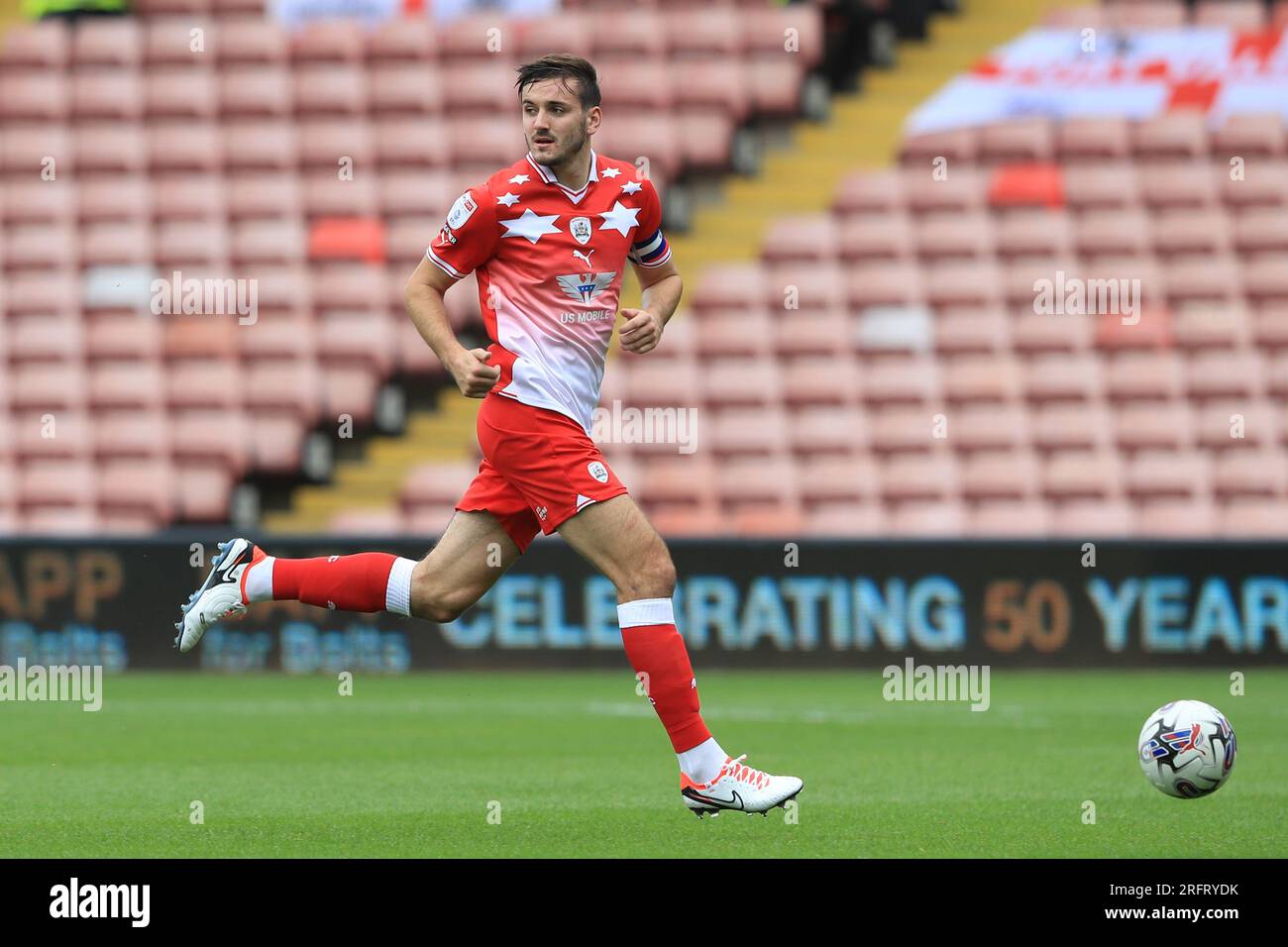 Liam Kitching n. 5 di Barnsley con la palla durante la partita di Sky Bet League 1 Barnsley vs Port vale a Oakwell, Barnsley, Regno Unito, 5 agosto 2023 (foto di Alfie Cosgrove/News Images) Foto Stock